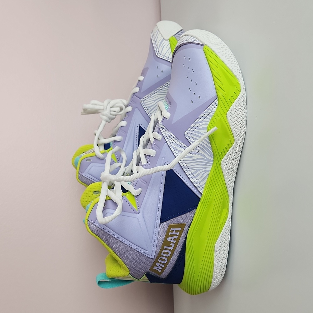 NEW Moolah Press Break Youth Basketball Shoes, size 6.5Y